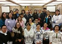 Après la réunion du caucus ouvert : des étudiants de Nunavut Sivuniksavut avec le président de ITK, Terry Audla, le sénateur Willie Adams (à la retraite) et le sénateur Charlie Watt
